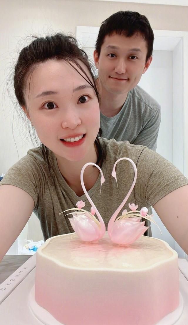 惠若琪晒照庆四周年结婚照,女儿粉嫩超可爱,近三千块蛋糕抢镜