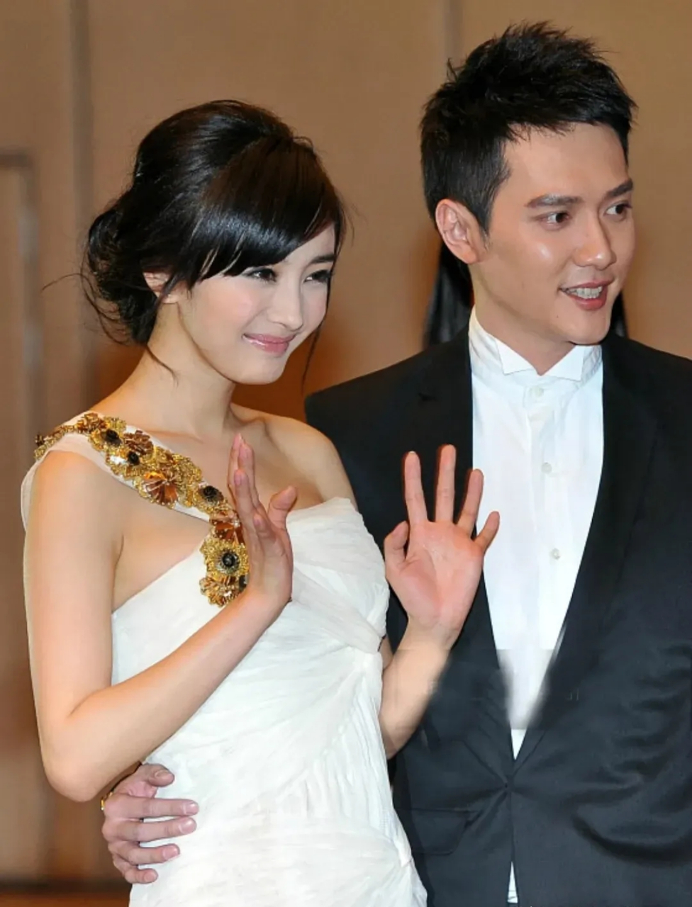 总觉得当年冯绍峰心里有喜欢杨幂,只是碍于当时杨幂已经有了意中人了