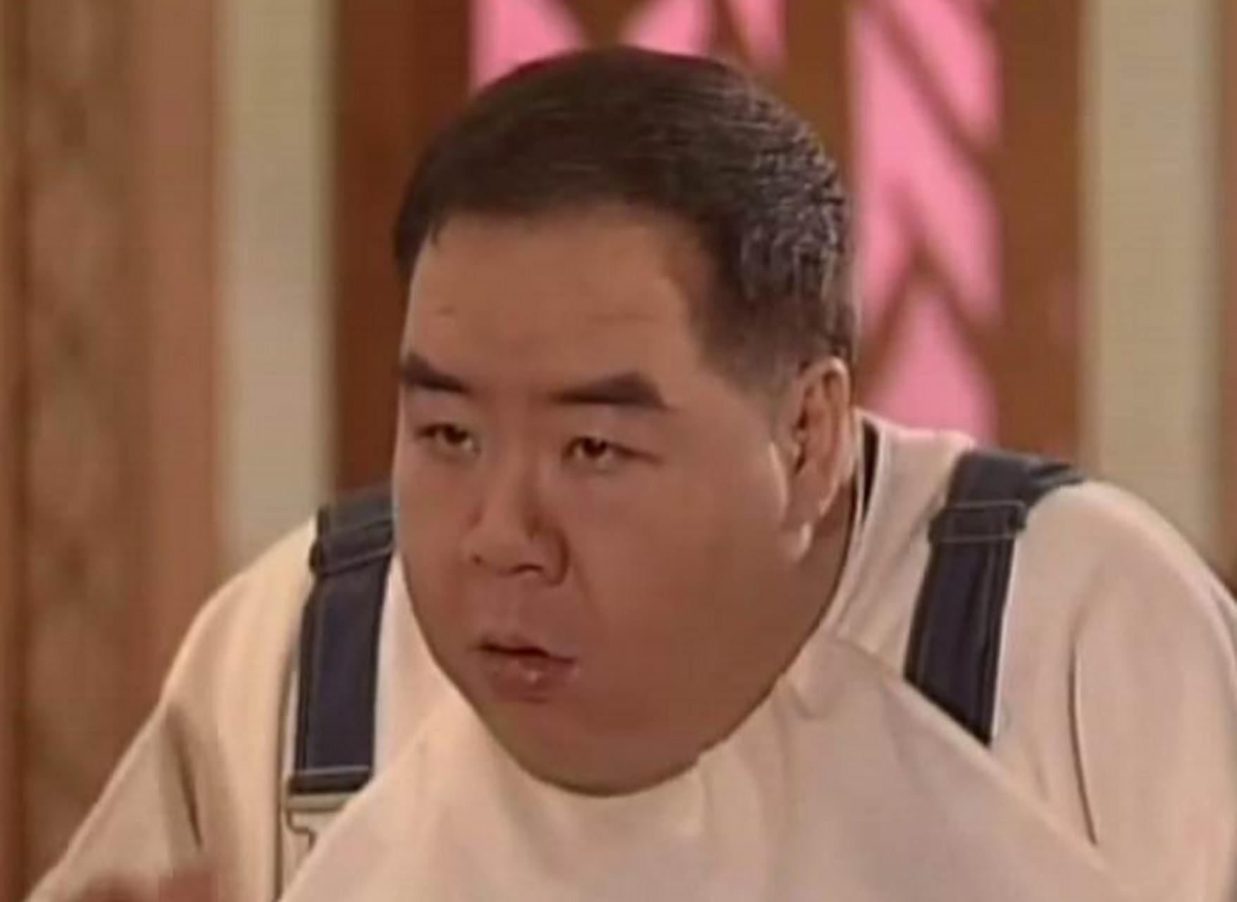 出演弱智"肥猫"的郑则仕,已年近70岁,为了妻子高昂的医疗费用复出