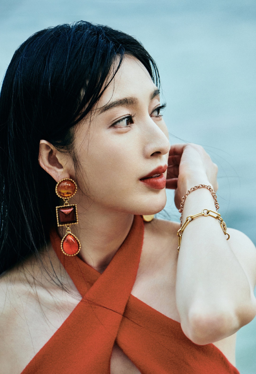 张俪# 一袭红色挂脖露背连衣裙,肤白貌美的容颜,白皙水嫩的肌肤,婀娜