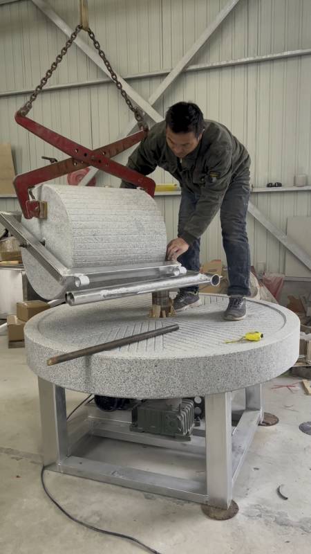 花岗岩电动石碾子碾玉米试装过程-度小视