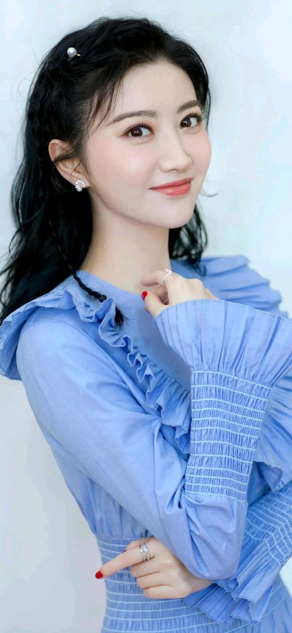 景甜蓝色连衣裙穿搭,适不适合你,连衣裙纯色设计,袖口领口采用喇叭口