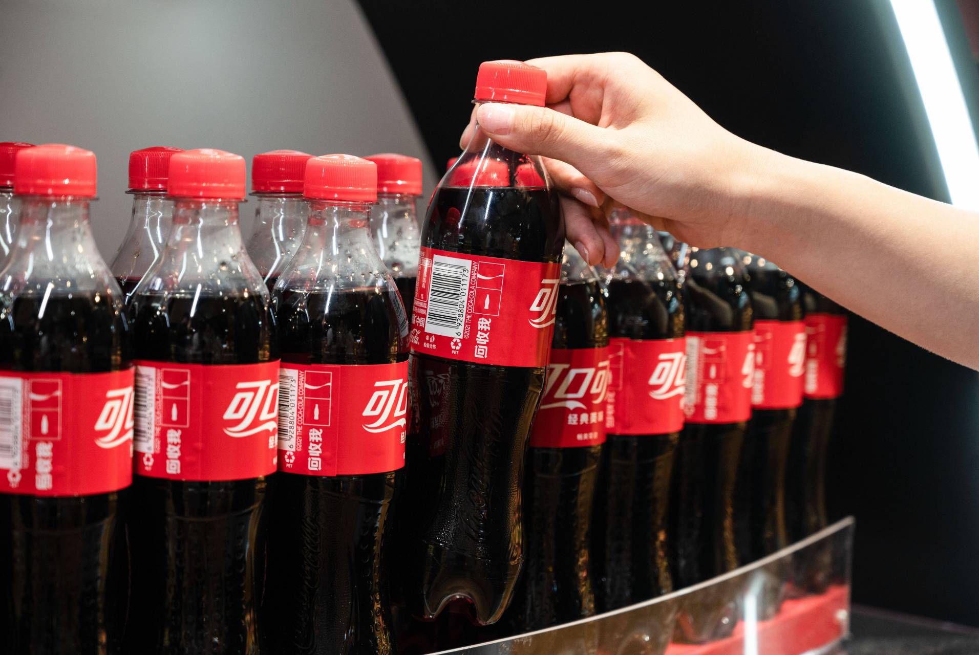 一直以来有个疑惑没搞明白 为什么超市里的可乐  不同容量大小的价格