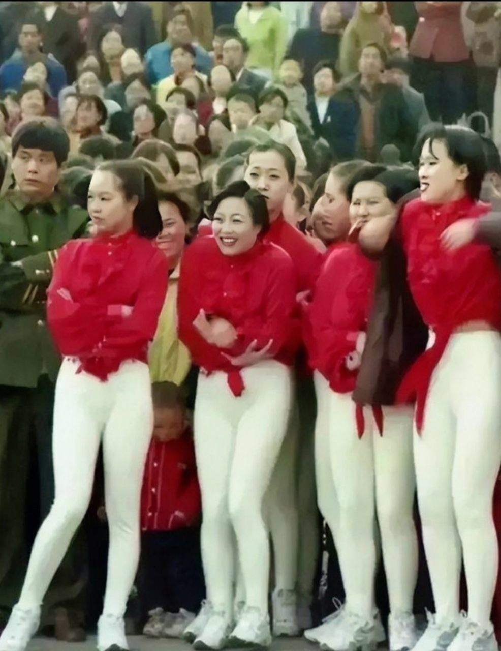 八十年代,流行一时的女子脚蹬裤,也叫健美裤,这种裤子能把女子的体形