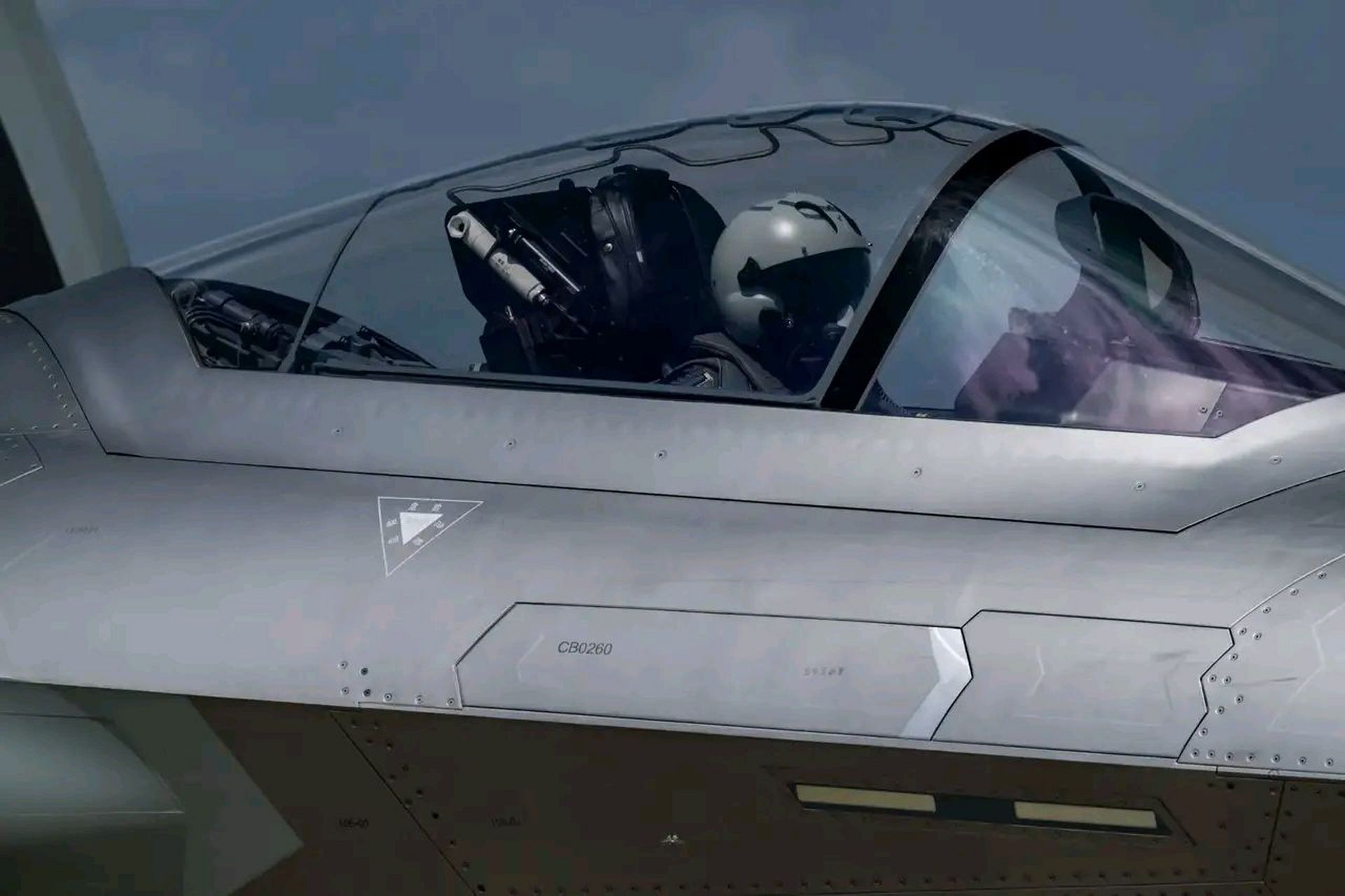 你看看,1997年首飞的f22战斗机,如今看起来这工艺,这质感,说全球第