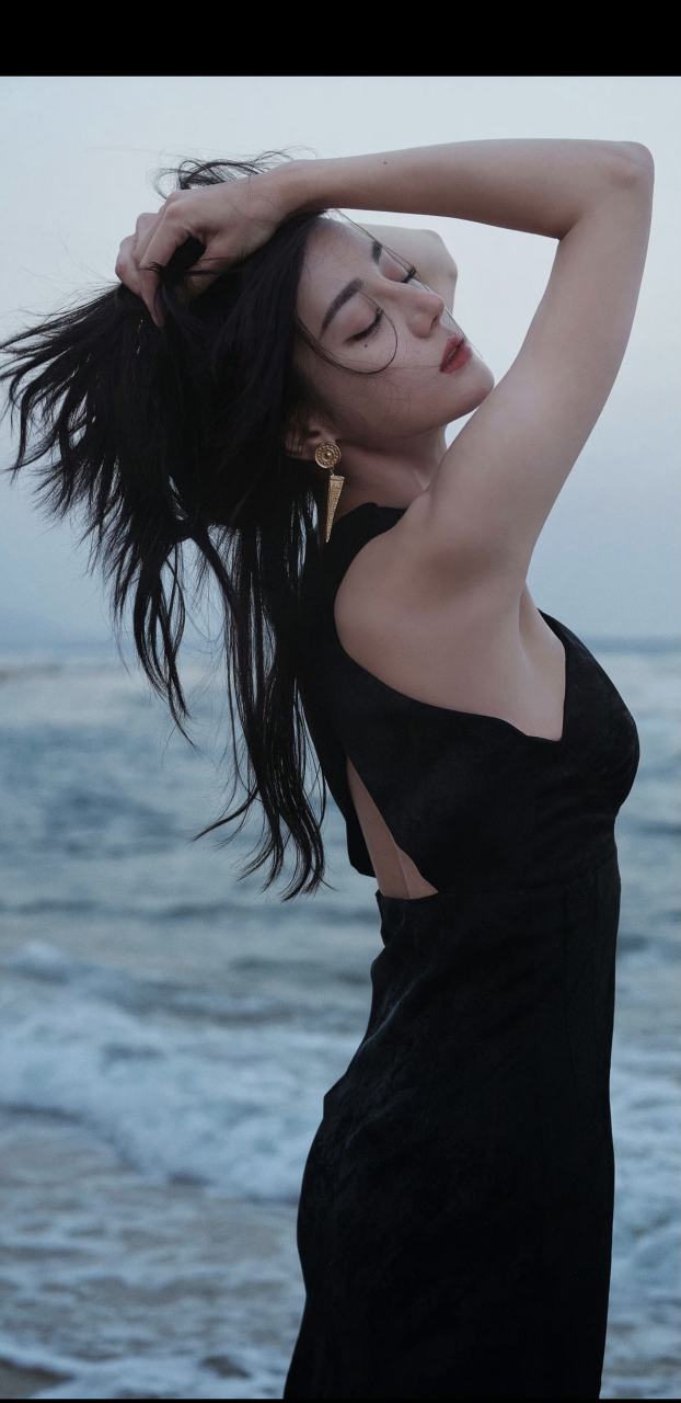 迪丽热巴海边写真,黑色幽灵还是黑色尤物!