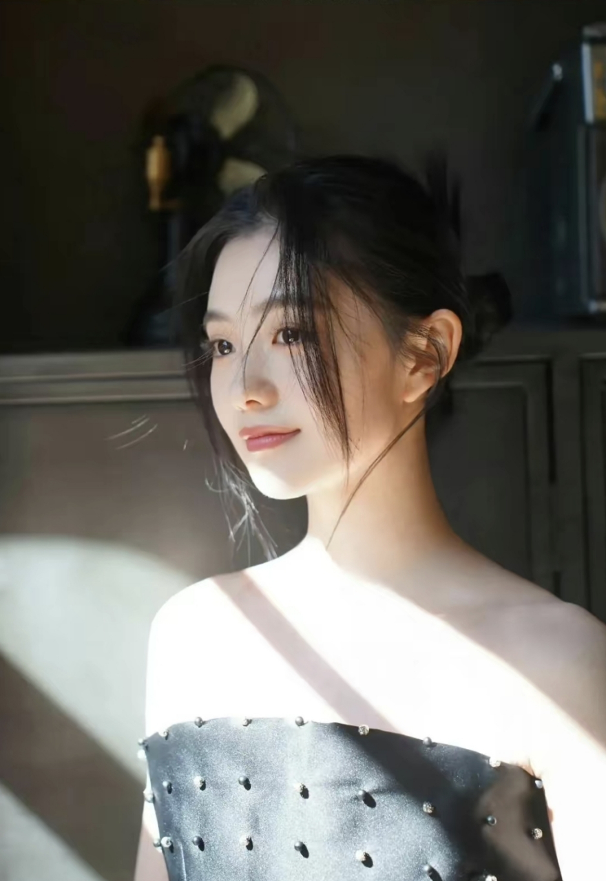 网友:刘浩存黑色珍珠抹胸裙盘发造型写真,优雅又随性