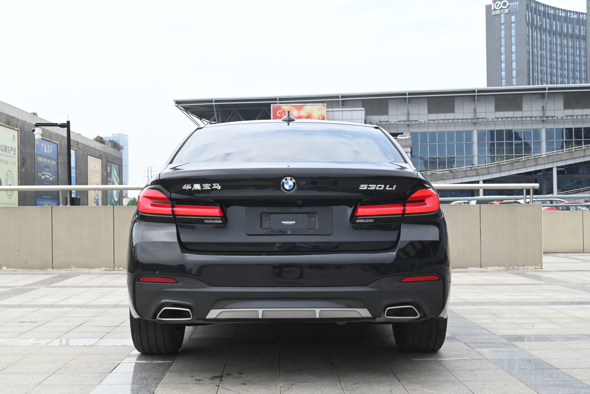 宝马530li有很多好的颜色搭配,有很多客户喜欢外黑内红,也有很多客户