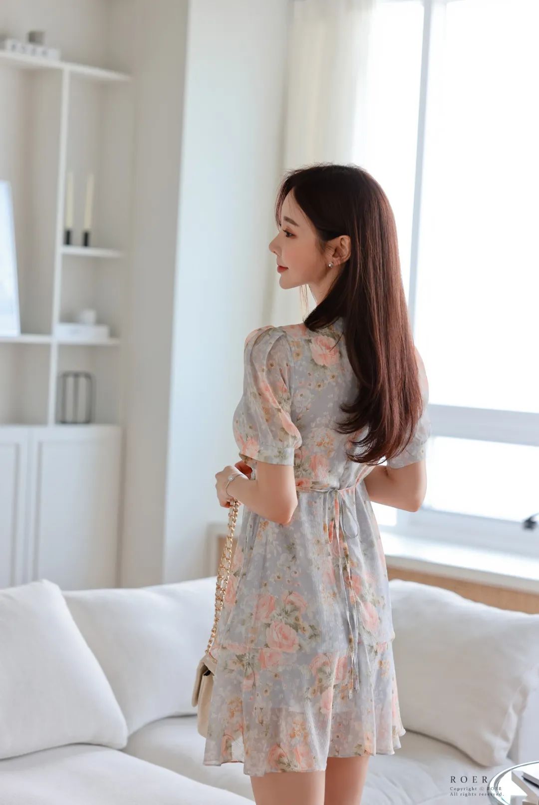 孙允珠韩国女神,低胸碎花连衣裙穿搭,清纯甜美