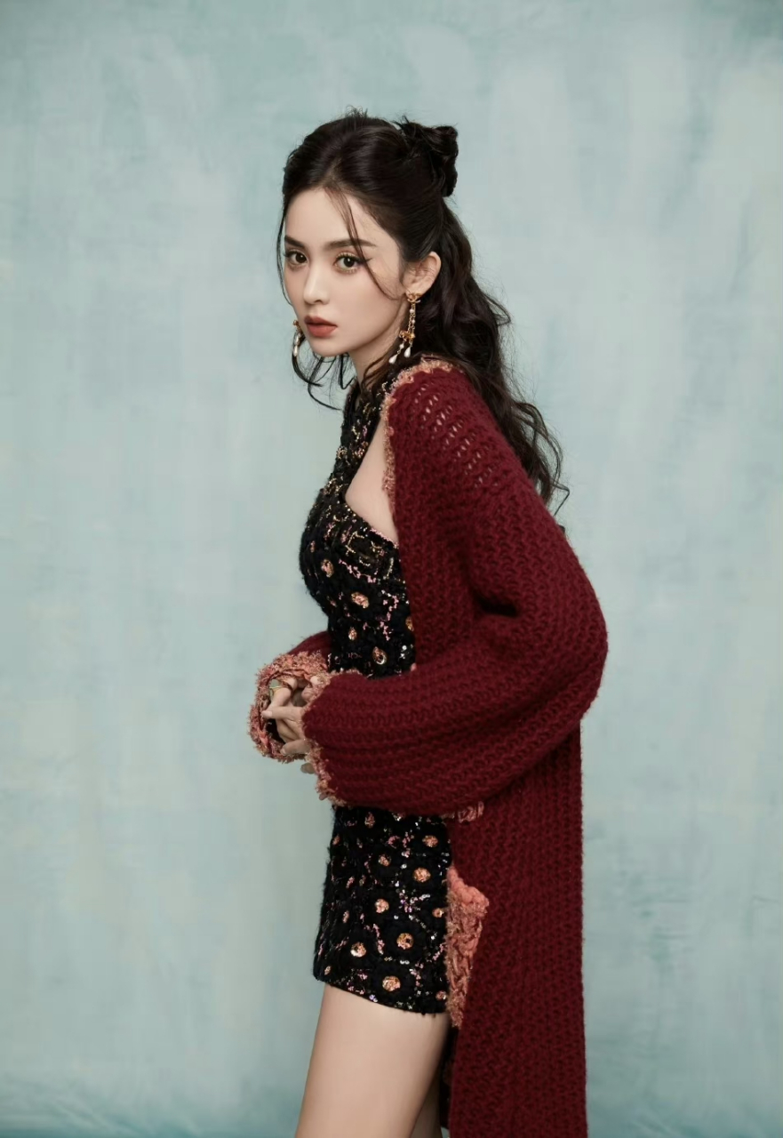 美女# 古力娜扎身着金色刺绣裙穿搭,眼神深邃气质迷人 67.