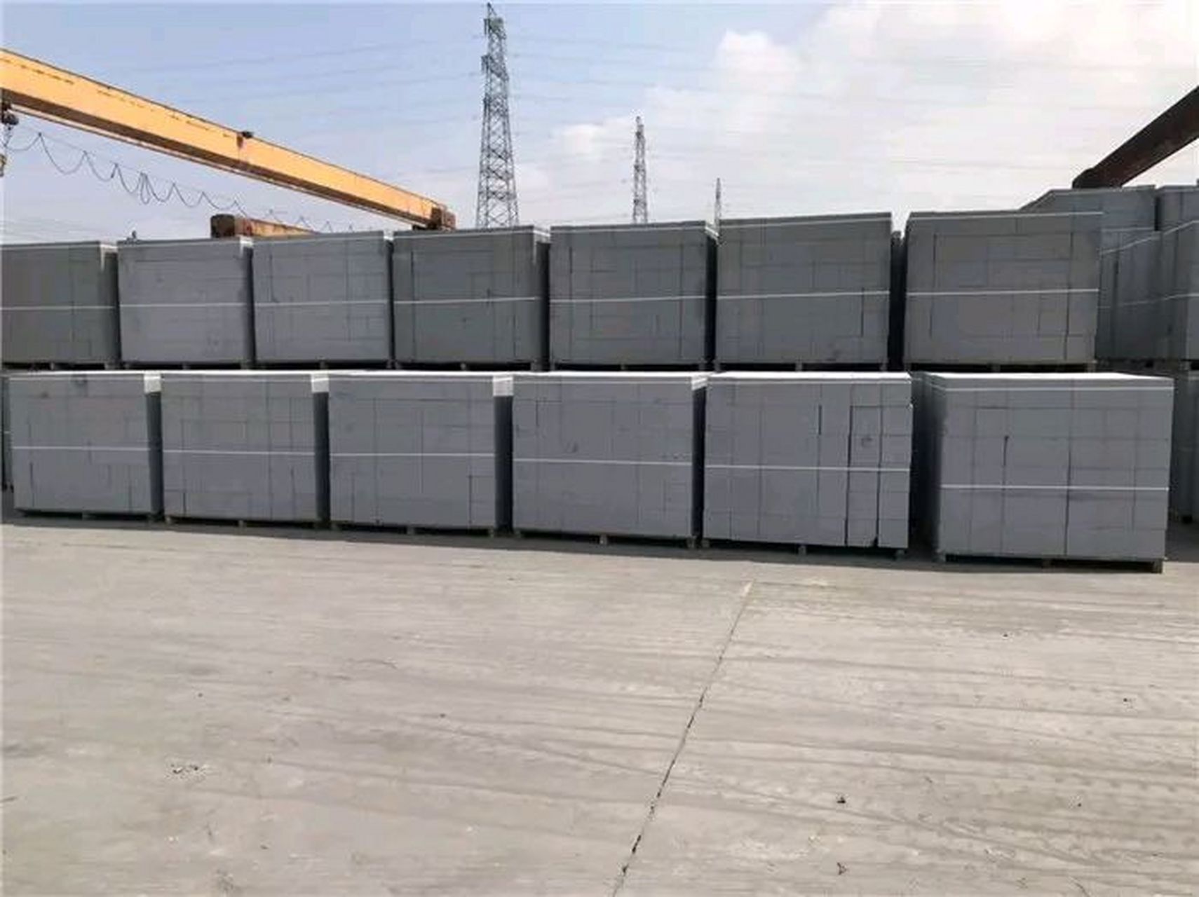 轻质隔墙板是一种新型节能环保墙体材料,现阶段广泛应用于新型绿色