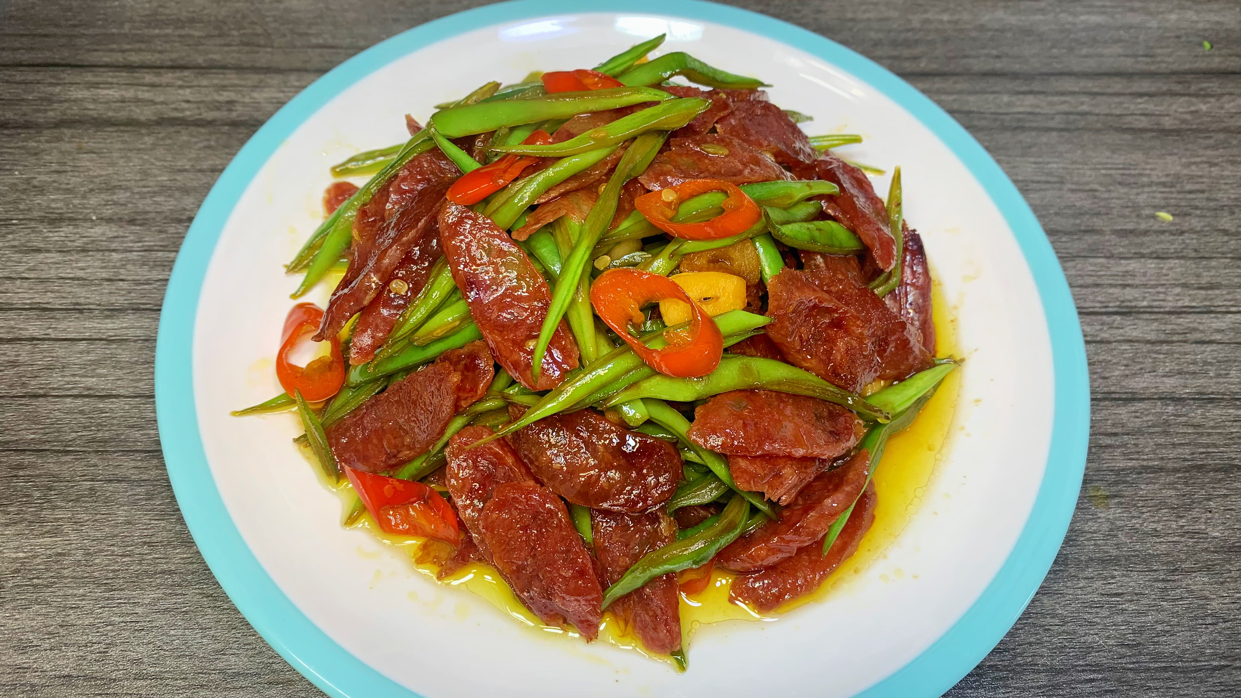 没想到扁豆角炒腊肠这样做,清脆爽口,鲜香入味,下酒下饭都不错