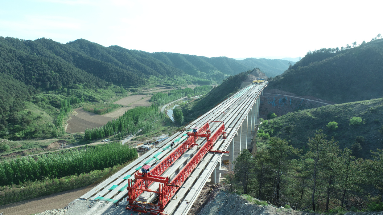 山西路桥黎霍高速tj2四分部中留3号大桥全幅合龙贯通