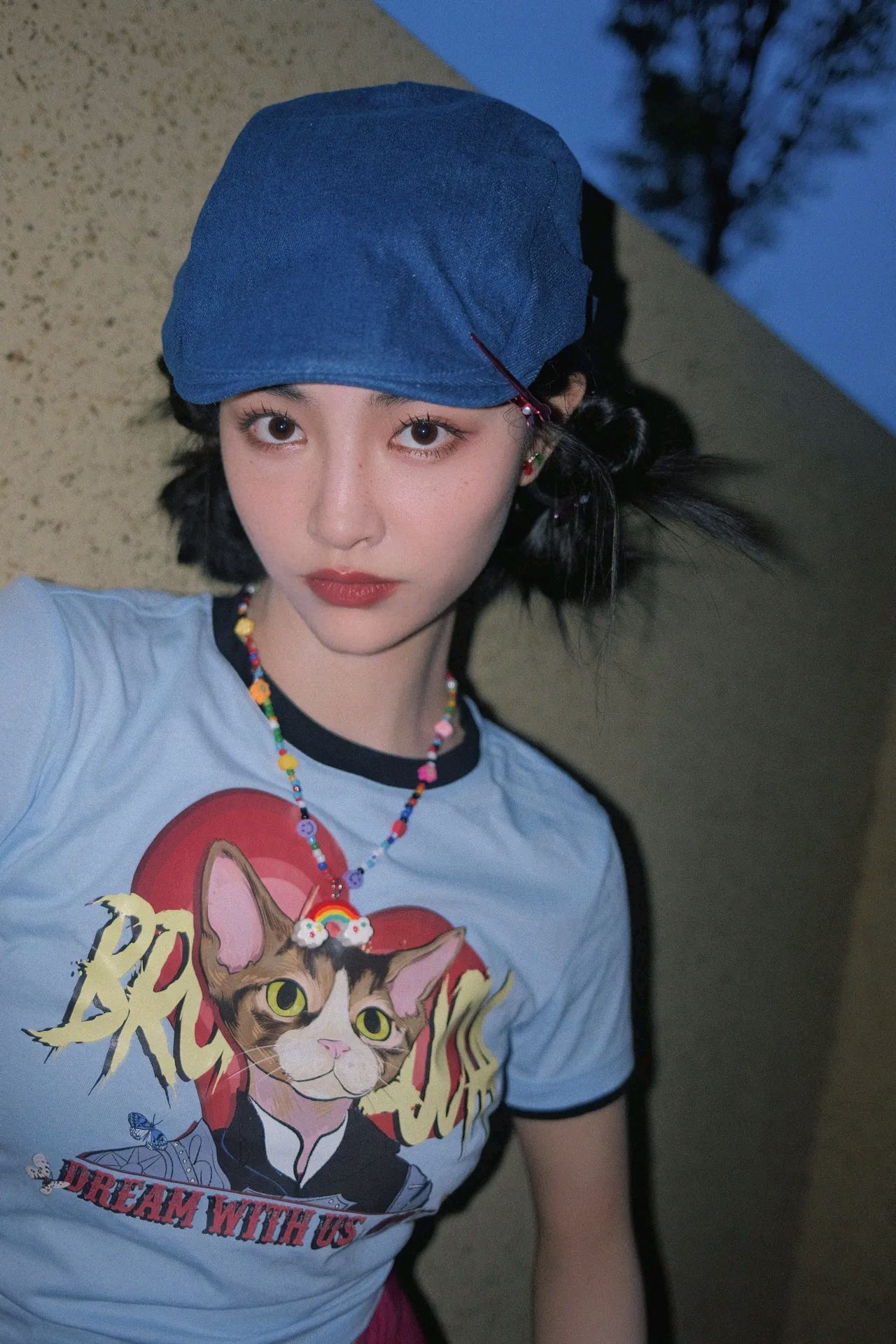 许佳琪穿着粉红色牛仔裤,又甜又辣