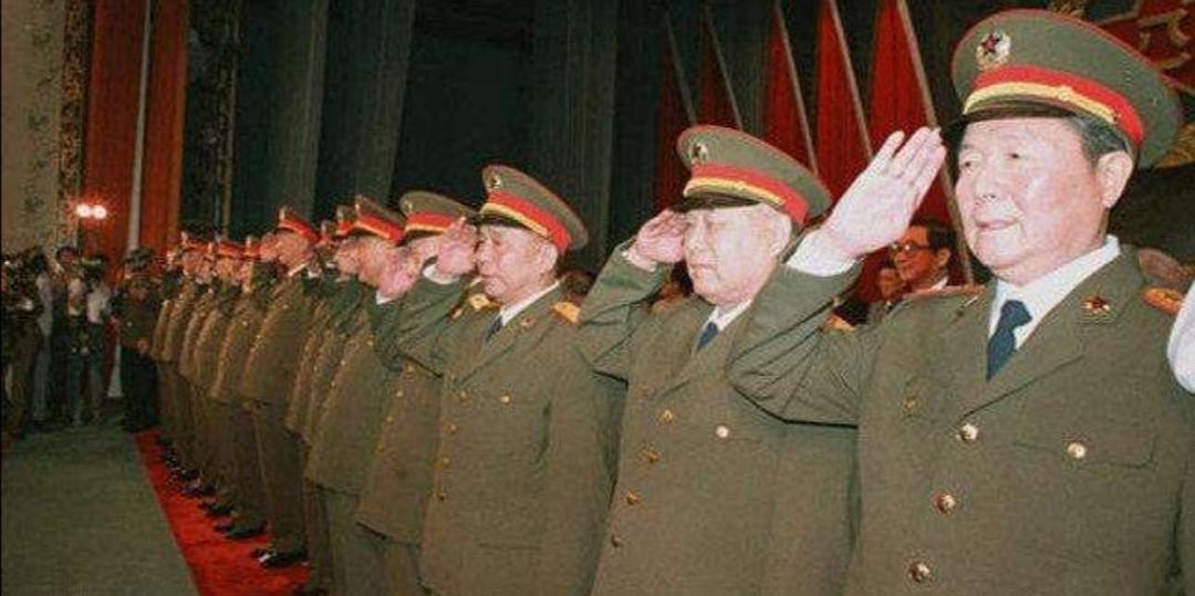 1988年恢复军衔制,大校军衔为何没取消?军队基数大,成关键所在