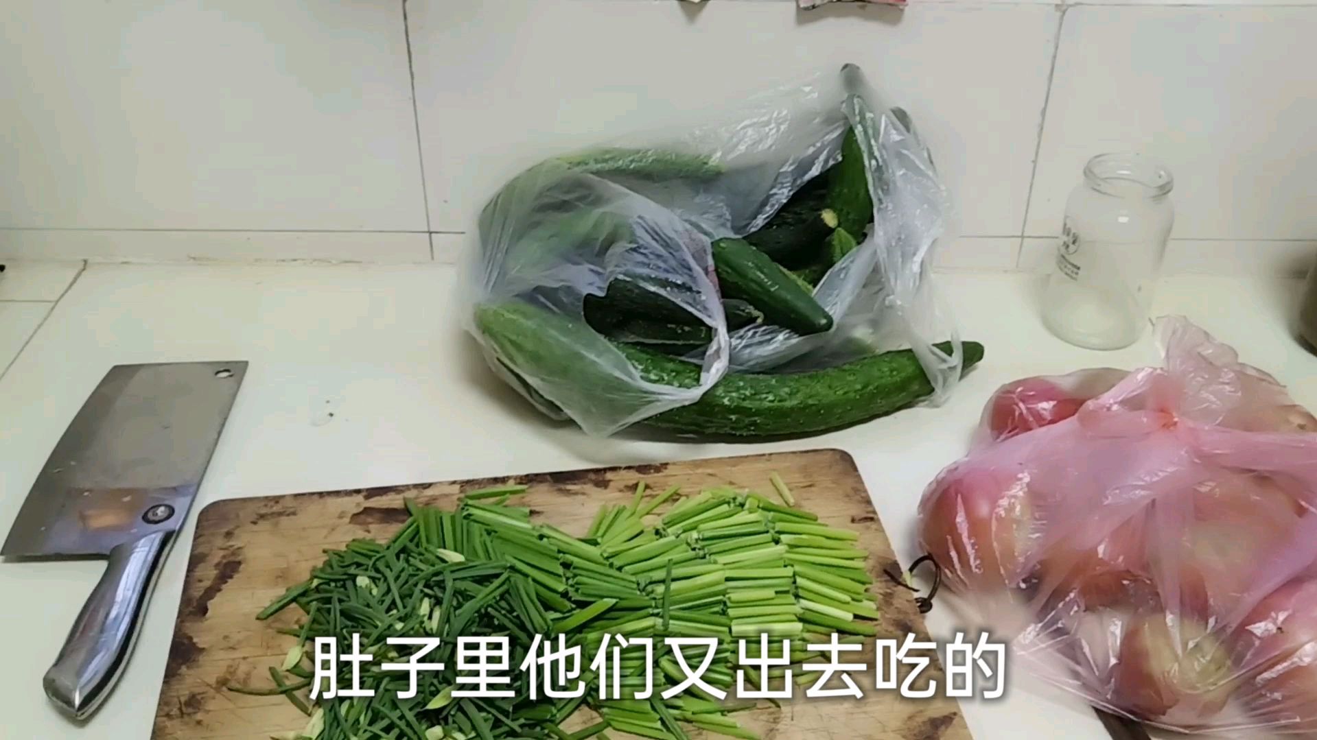 婆婆中午给女儿来做饭,带来这么多菜,为啥切好的菜却没炒?