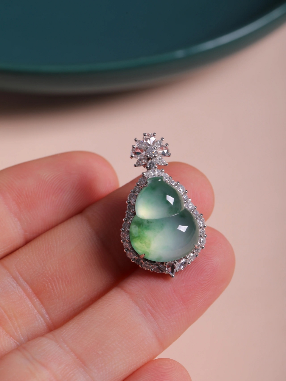 冰种飘花翡翠葫芦吊坠 初见这件翡翠时 眼底满是惊艳之感 冰种飘花的