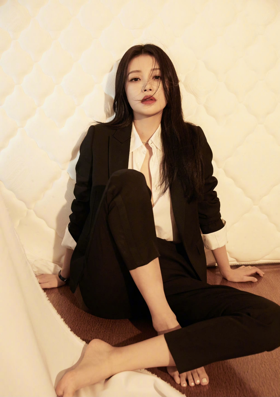 明星生图大赏# #美女# 孙怡最性感的一次,扣子都解到第四个扣子了,你