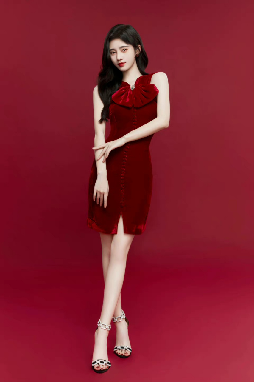 没想到小鞠的脚丫竟然长得这么精致,红指甲油一涂太漂亮了.