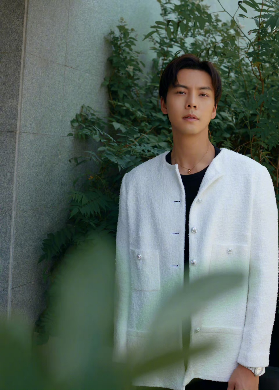 陈伟霆电影华表奖红毯look,佩戴着coco crush戒指和白色j12.