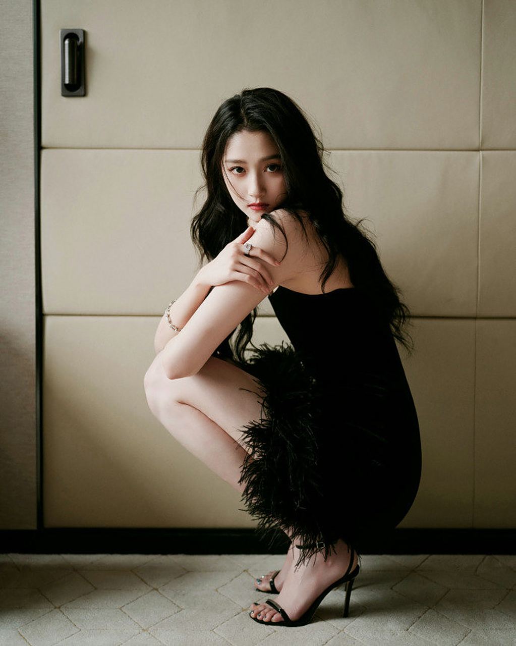 关晓彤美腿一字带高跟 中间那张真的是让人控制不住