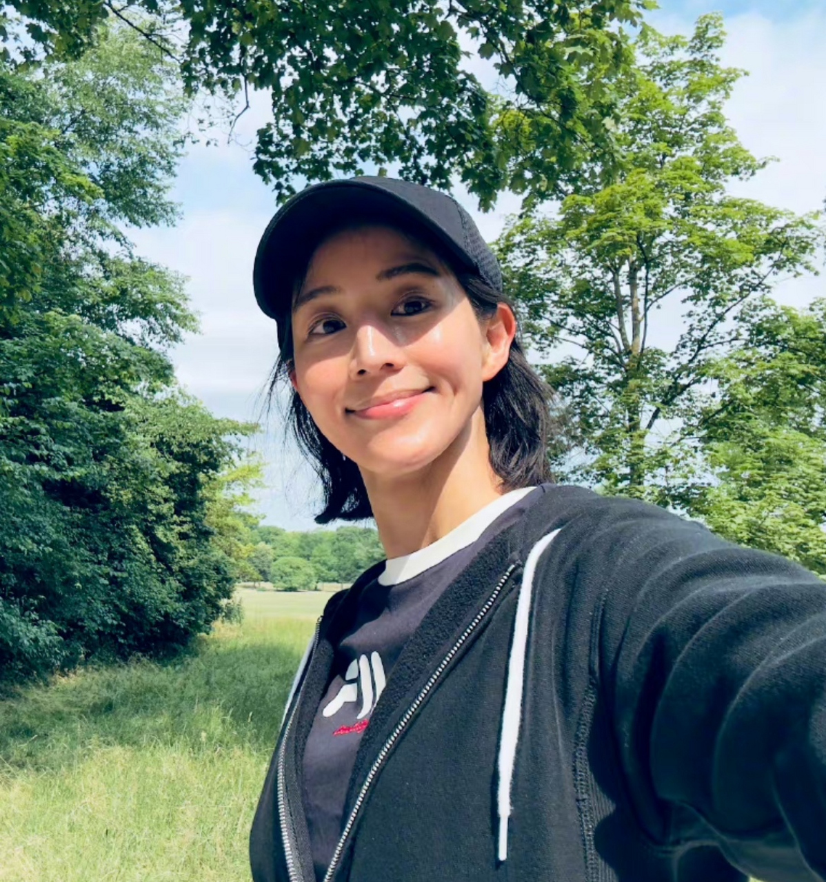 张钧甯晒原相机自拍,皮肤偏黑特别真实,她在这个季节还穿着运动外套