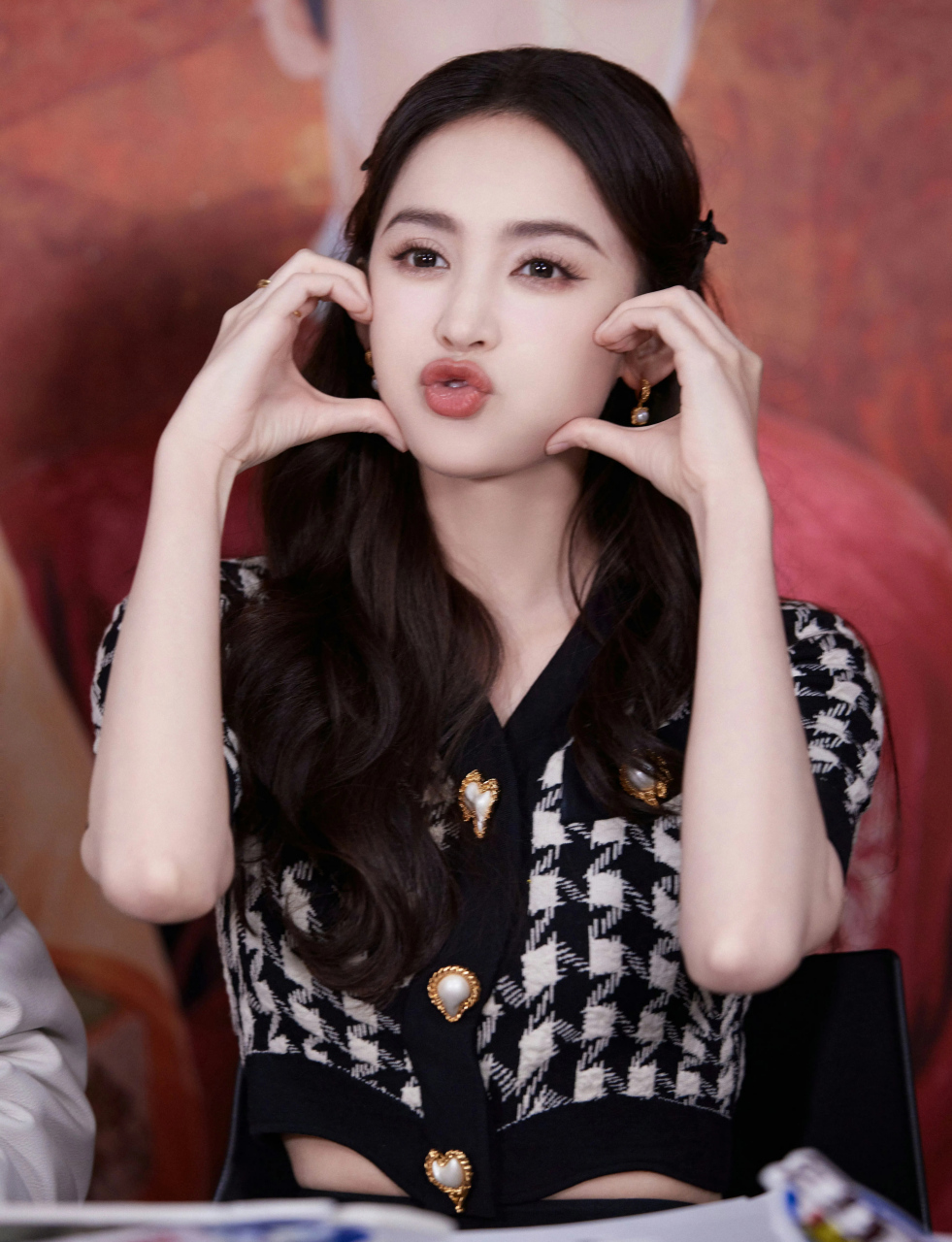 古力娜扎最新出席活动美照,这身穿搭时尚感十足,戴着头纱嘟嘴卖萌比心