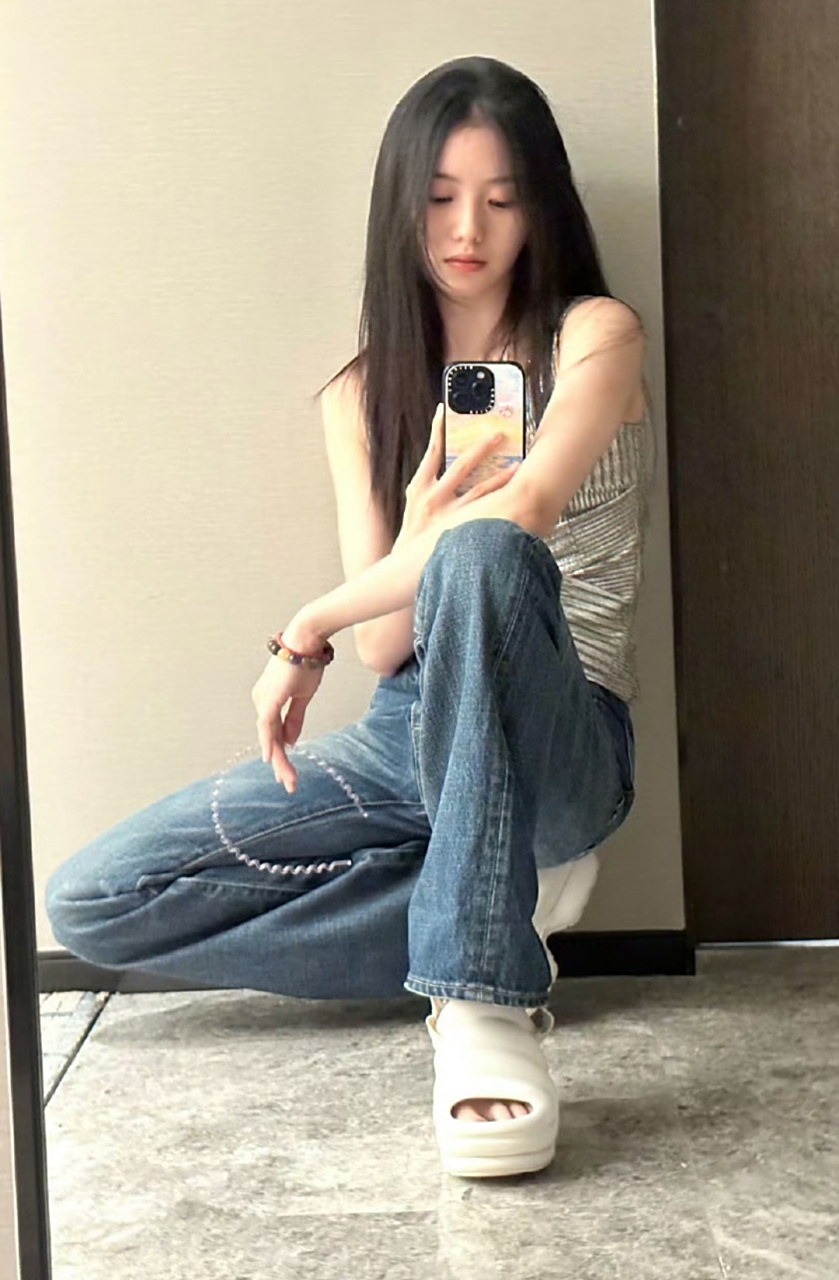 刘浩存蹲着对镜子拍照,脚上那双厚底鞋抢镜了,她在生活里也是小女生
