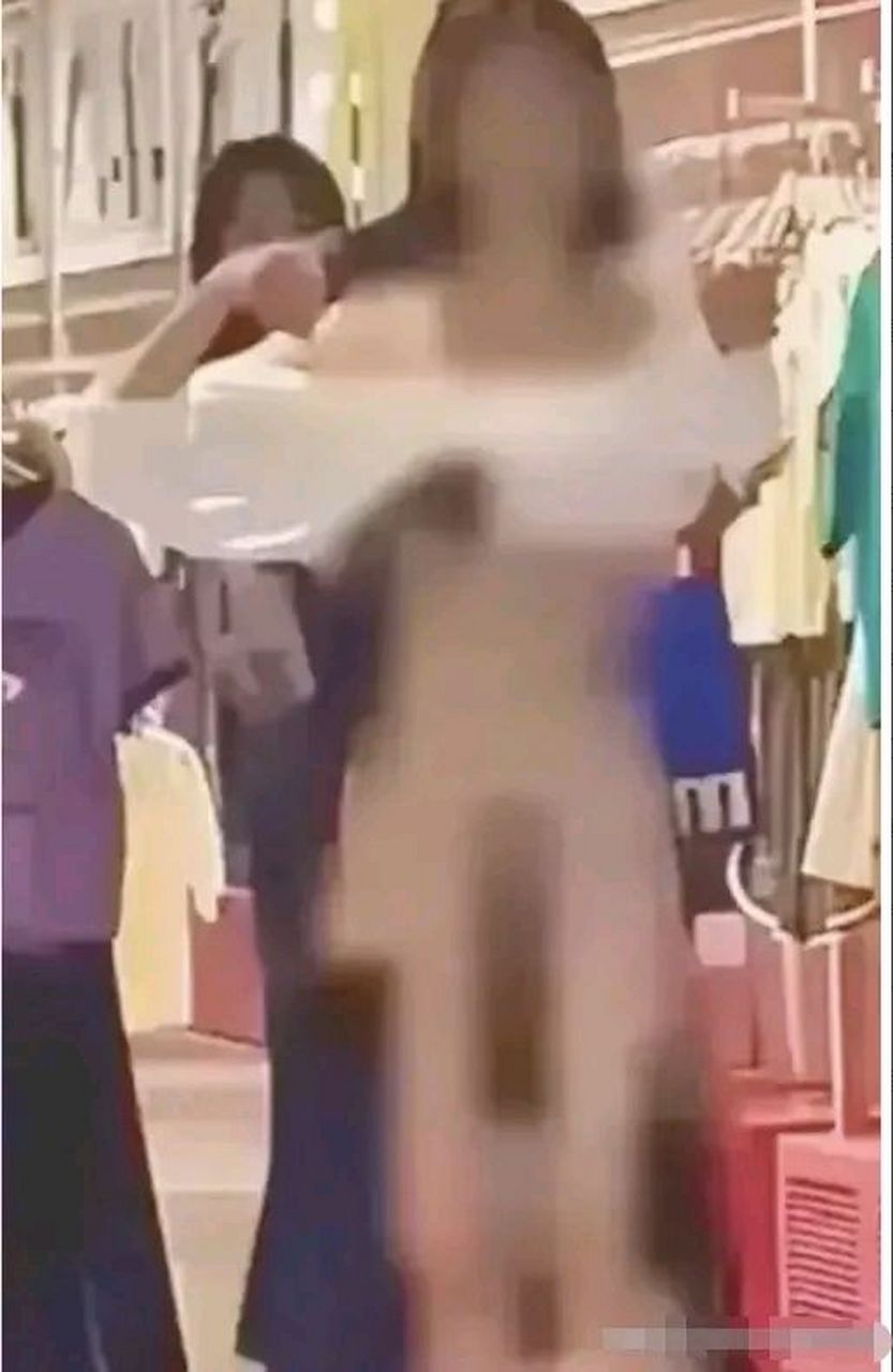 劲爆!近日,一名女子在街头裸奔,引起了路人的广泛关注.