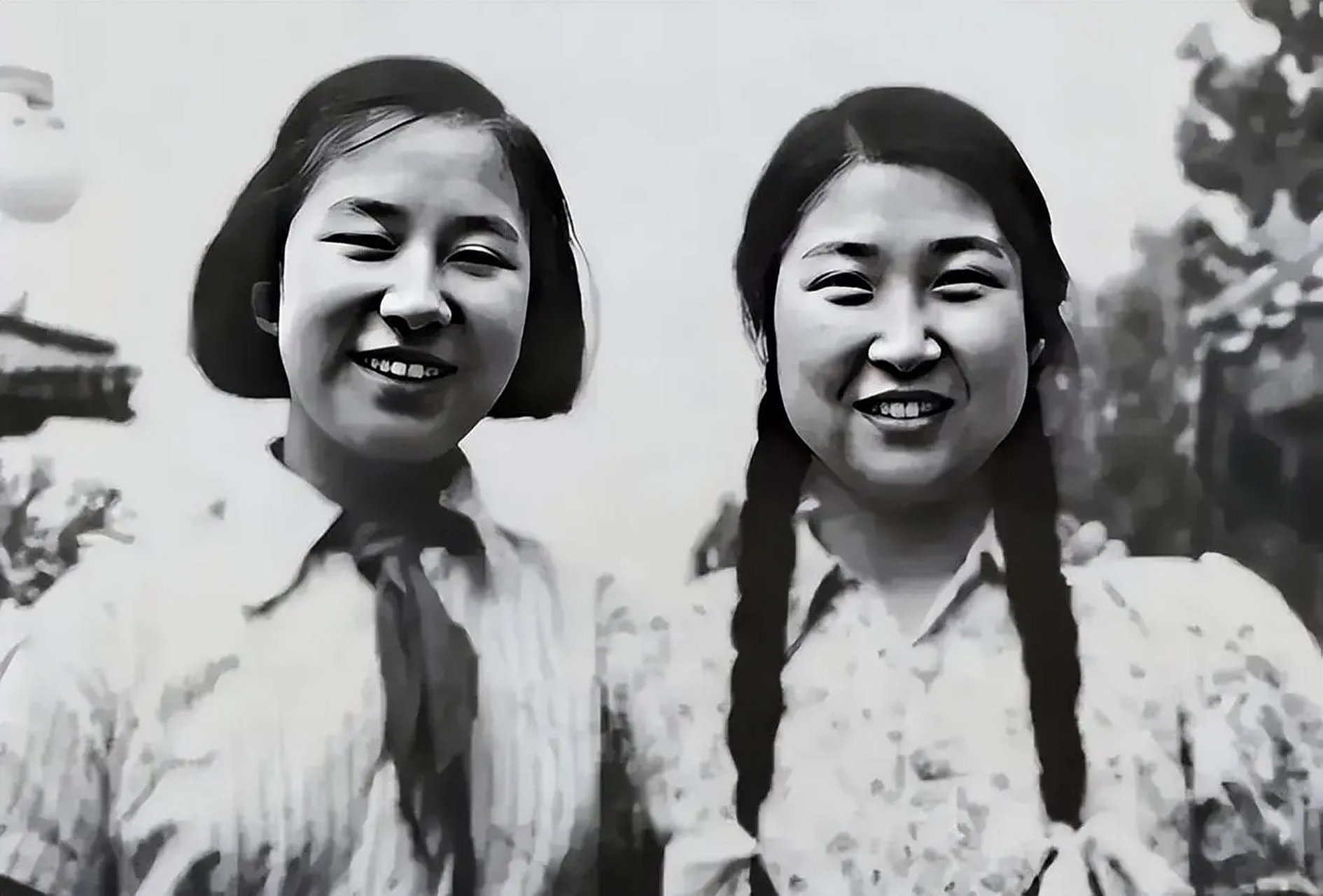 李讷和李敏两姐妹年轻时的合影