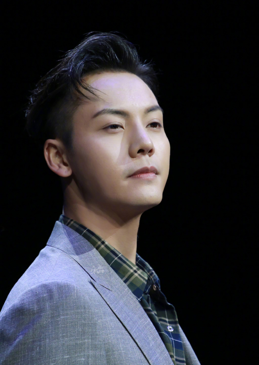 肖战他本来是要为了电影角色留胡子的,但是因为他其他工作不方便留