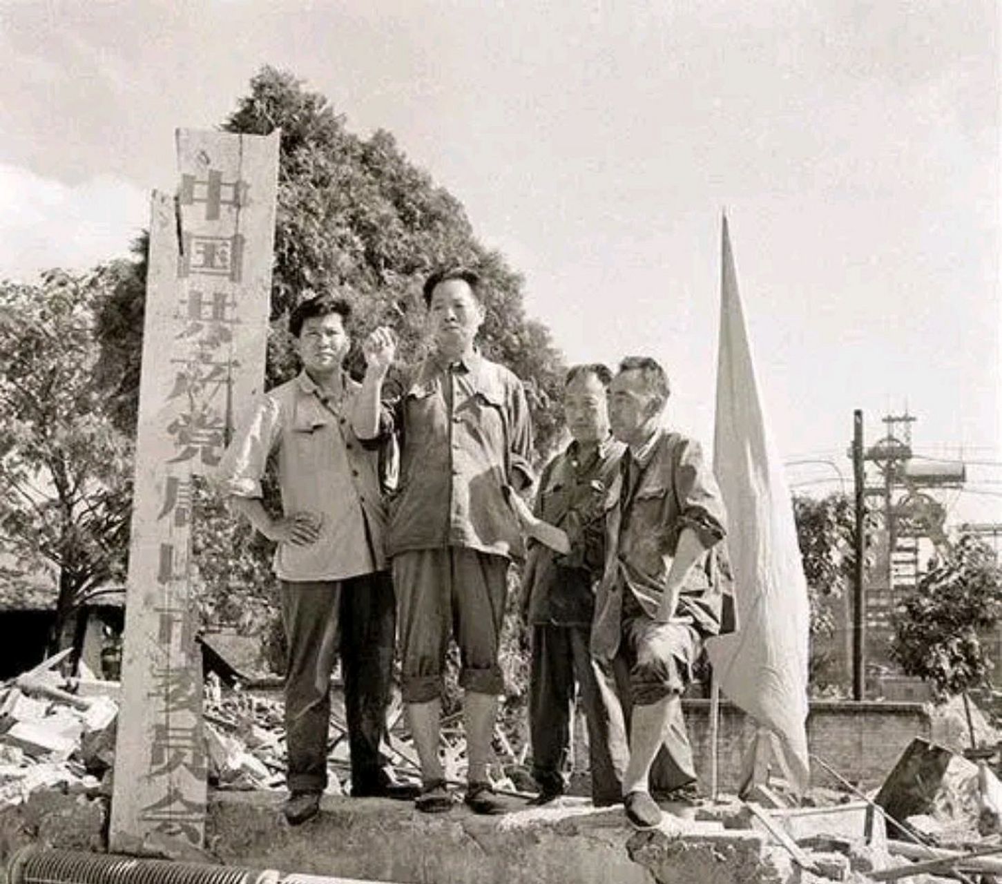 唐山大地震的老照片:1976年7月28日唐山发生大地震,损失惨重,幸存下来