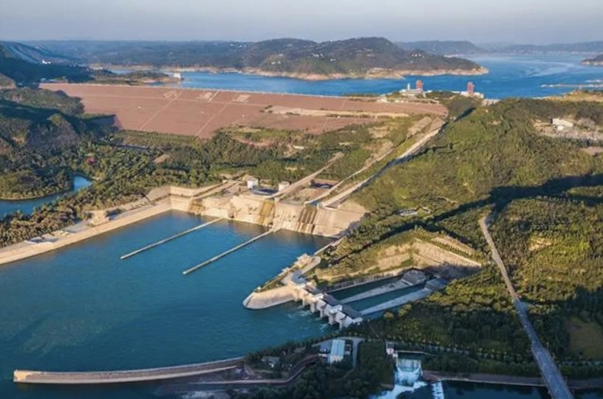 南岸属河南省洛阳市孟津区小浪底镇,北岸属河南省济源市