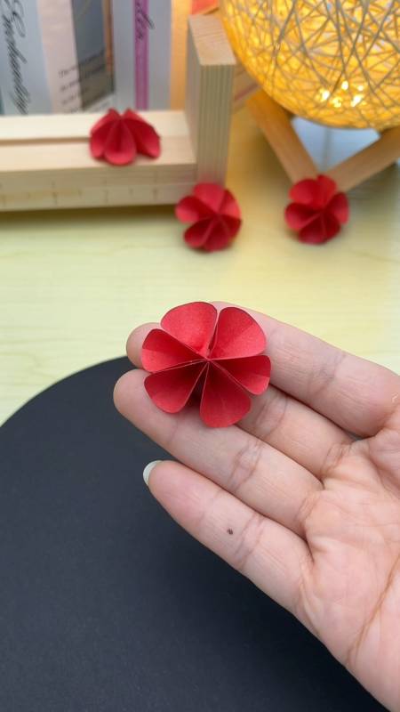 三个圆用订书机做一朵花,这也太简单了吧-度小视