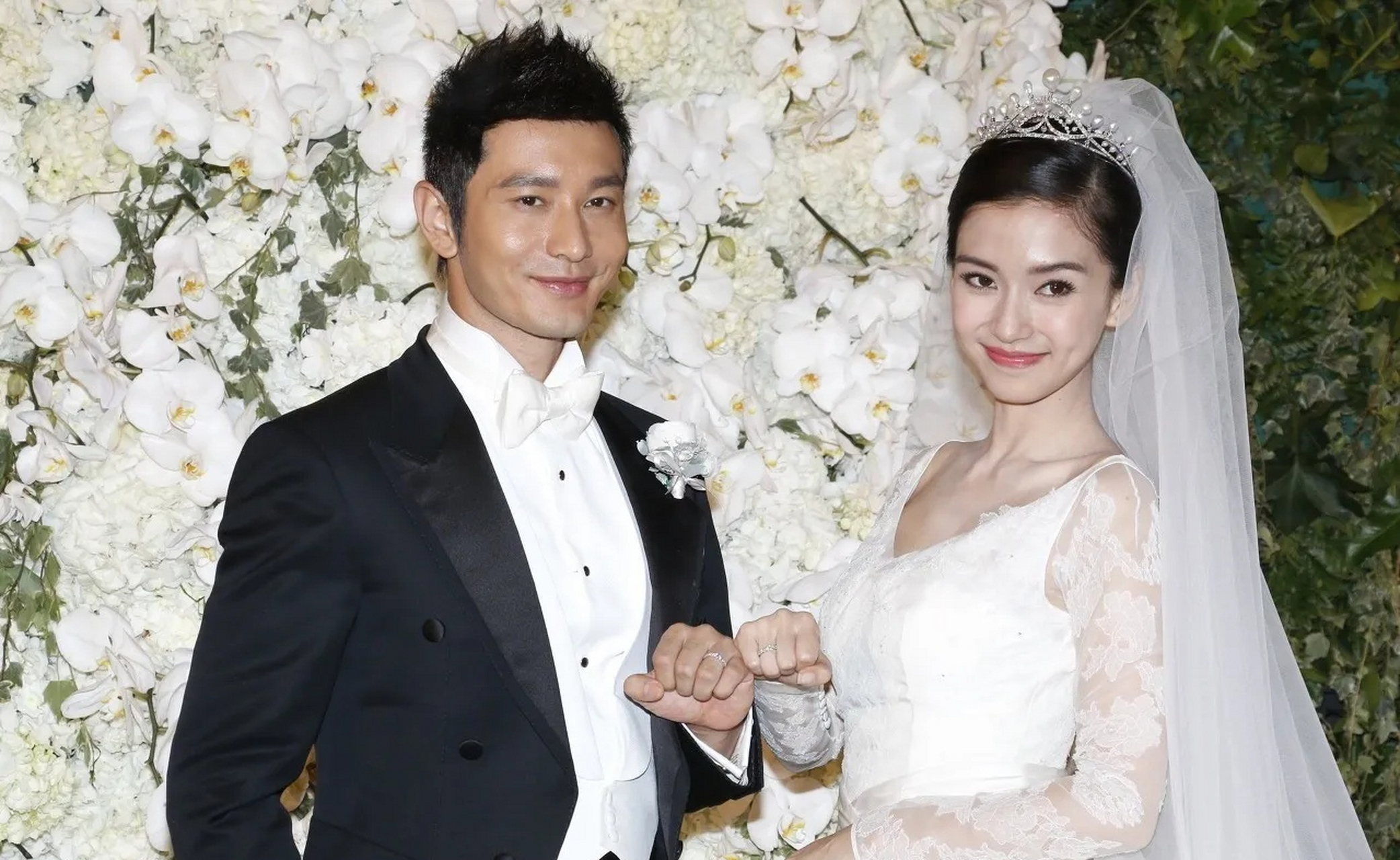 杨颖和黄晓明icon没离婚前,曾被何炅icon问道:"你最受不了黄晓明的一