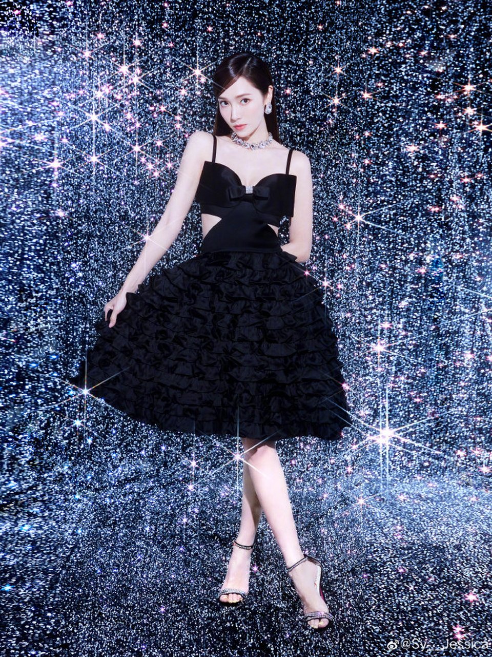 郑秀妍黑色吊带v领礼服,气质优雅大方  郑秀妍身穿一件黑色的吊带v领