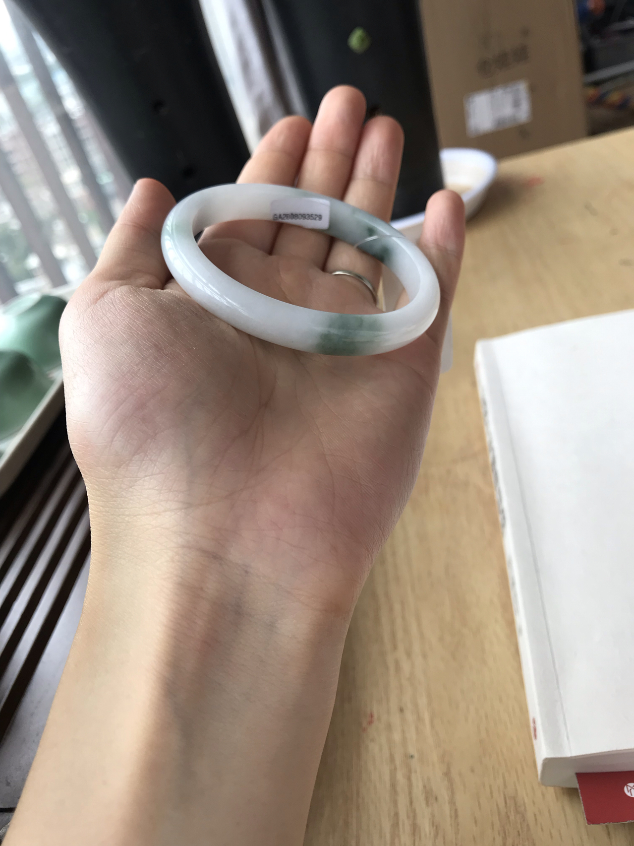 牛奶底白底飘花翡翠手镯,贵妃圈口 底子很细腻,白色部分很纯净