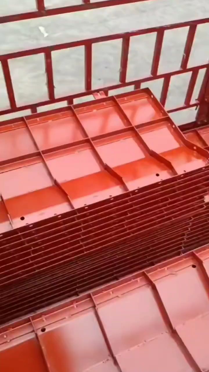 桥梁护栏钢模板主要作用是以生产混凝土护栏为主,使用在建设立交桥