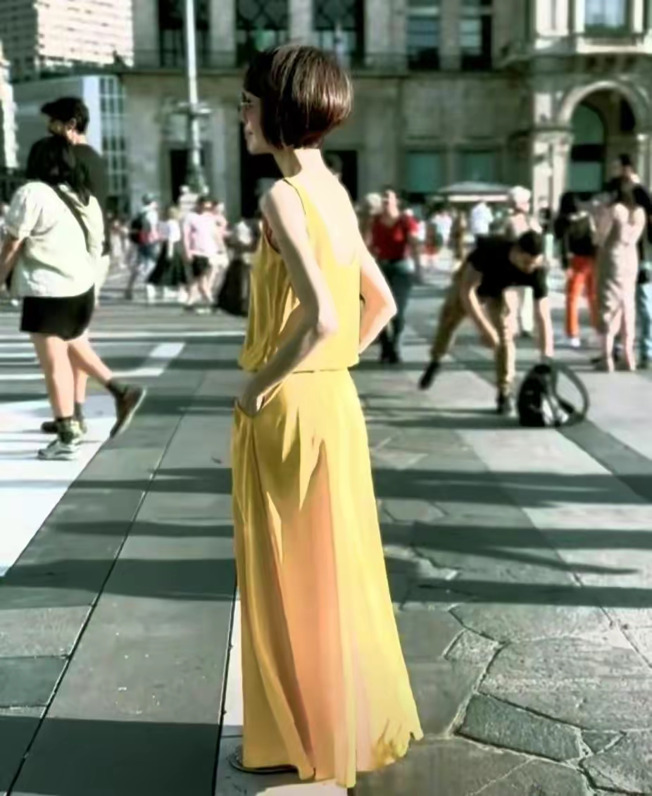 53岁陈鲁豫现身意大利,瘦成纸片胸筷子腿头大身小,称从不吃主食