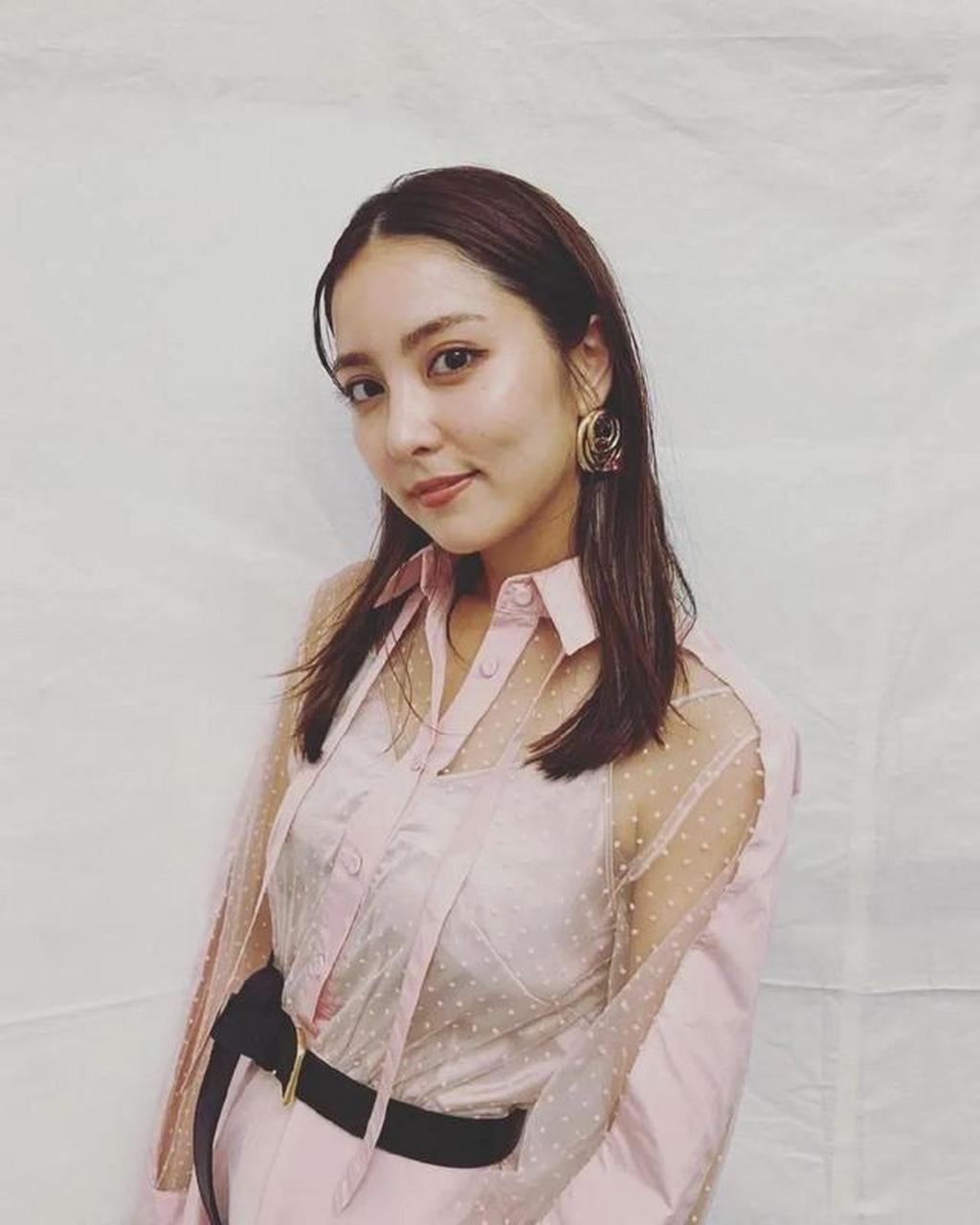 "黑美人"石川恋的冬日穿搭#明星生图大赏# #我们都爱聊八卦# #娱乐