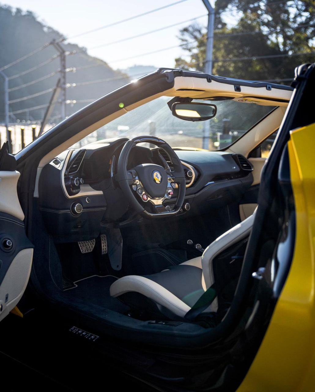 法拉利j50是一款由法拉利公司在2016年推出的限量版跑车,仅生产了10辆