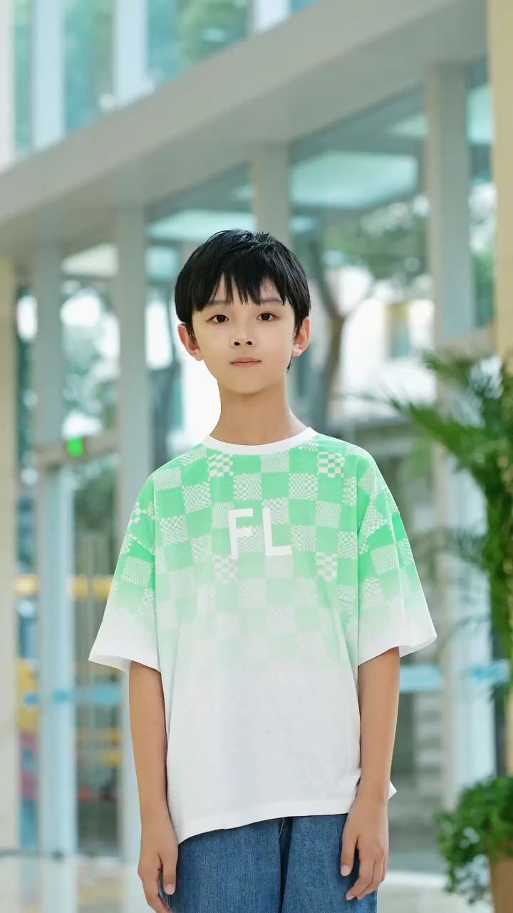 小男孩深情演唱歌曲最美的瞬间太好听了