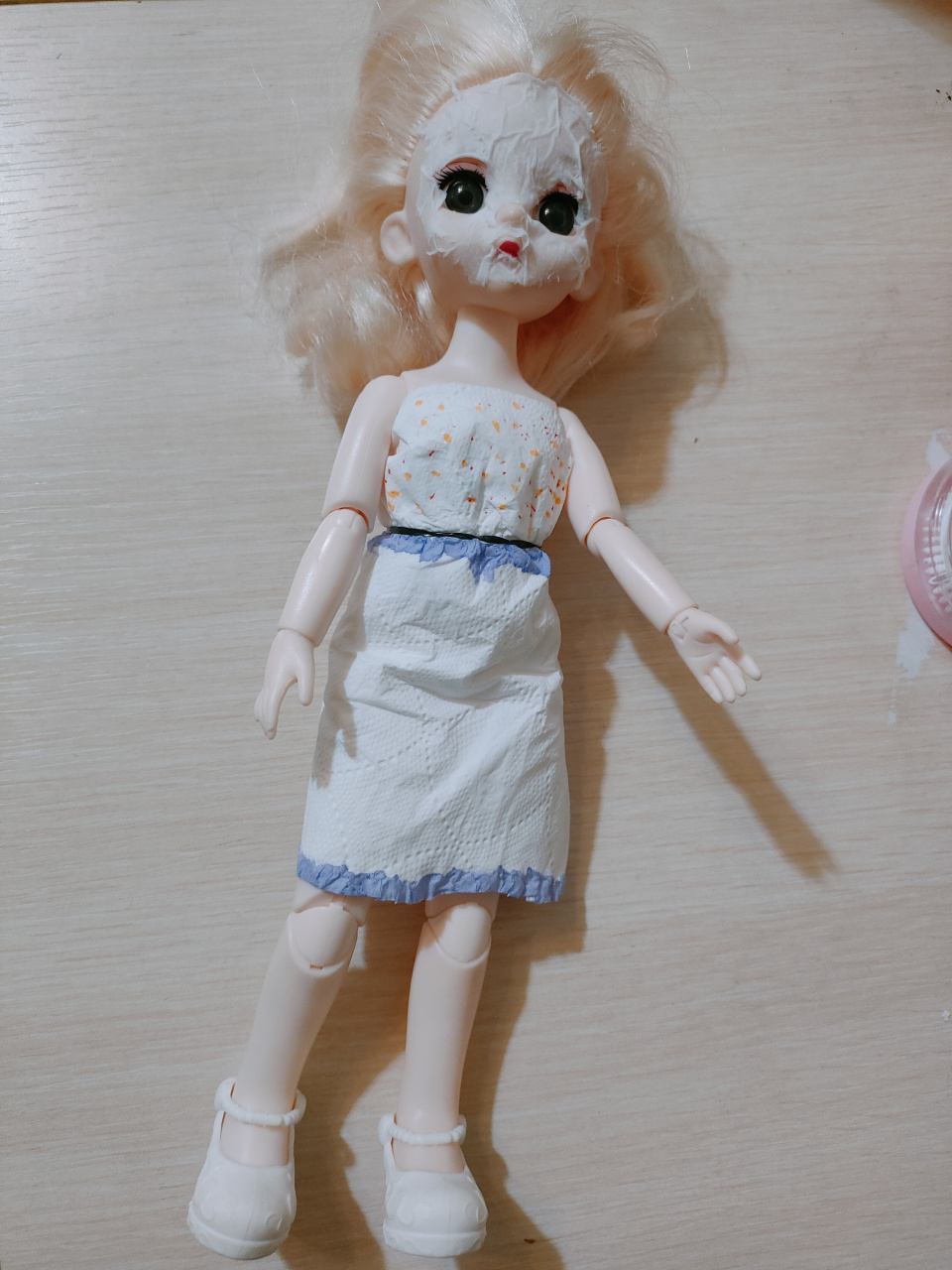 小朋友用旧袜子和纸巾给娃娃设计衣服,还敷了个面膜[左捂脸][捂脸]