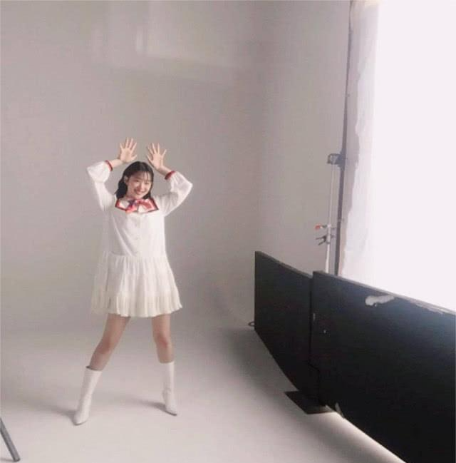 崔雪莉拍摄新画报,"八字腿"造型看呆人,小公主果然不是白叫的