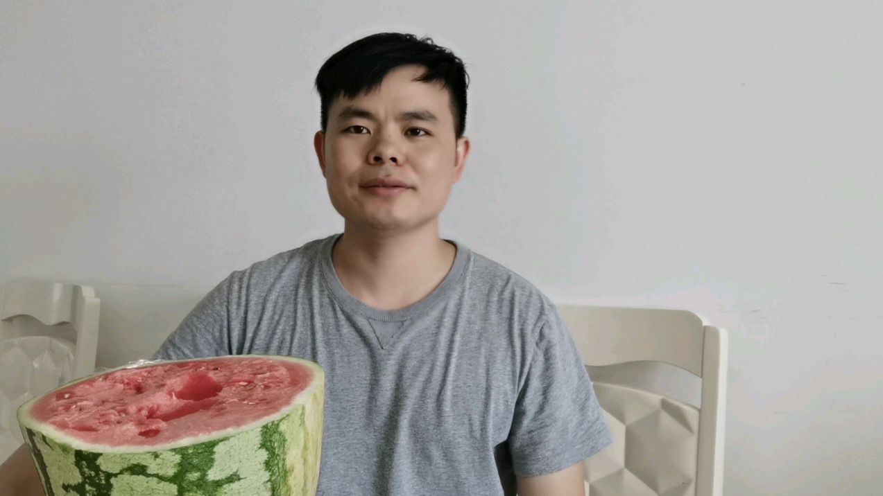 小伙猛吃西瓜,肚子胀得像孕妇,给自己找借口说胃小才显肚,搞笑