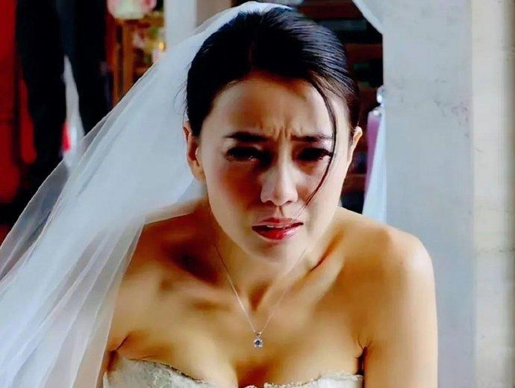 《单身男女》的剧照,高圆圆穿着婚纱哭的撕心裂肺.