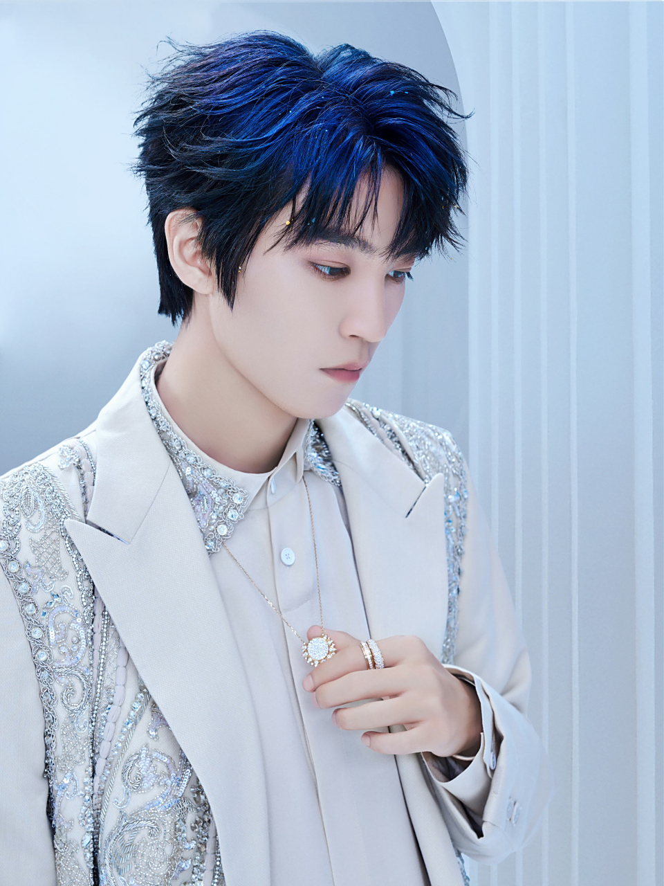 王俊凯今天蓝发妆造不错,很好看. #王俊凯#  #tfboys十年之约演唱会