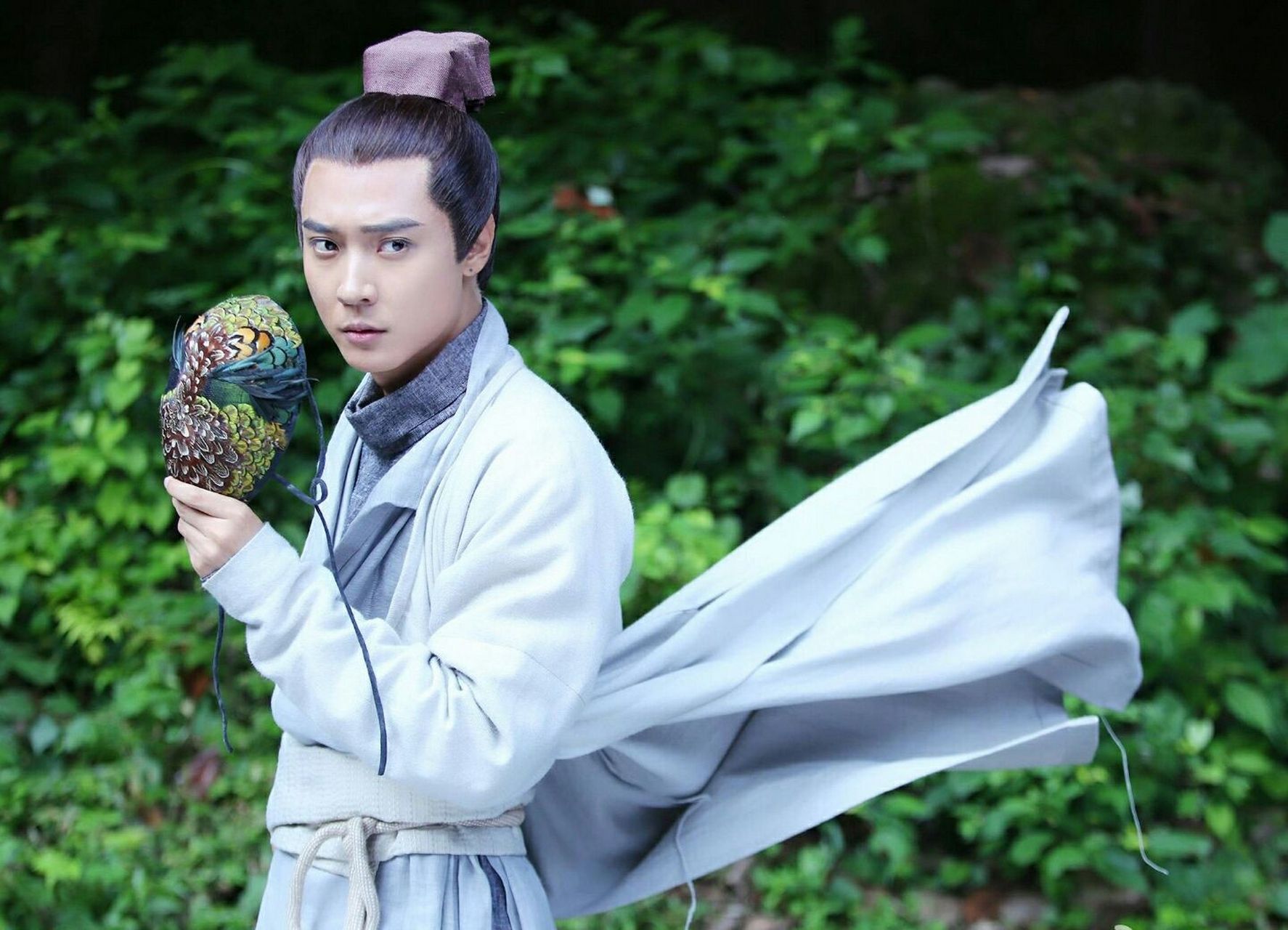 他饰演的东方彧卿颜值跟演技都在线,让人眼前一亮!