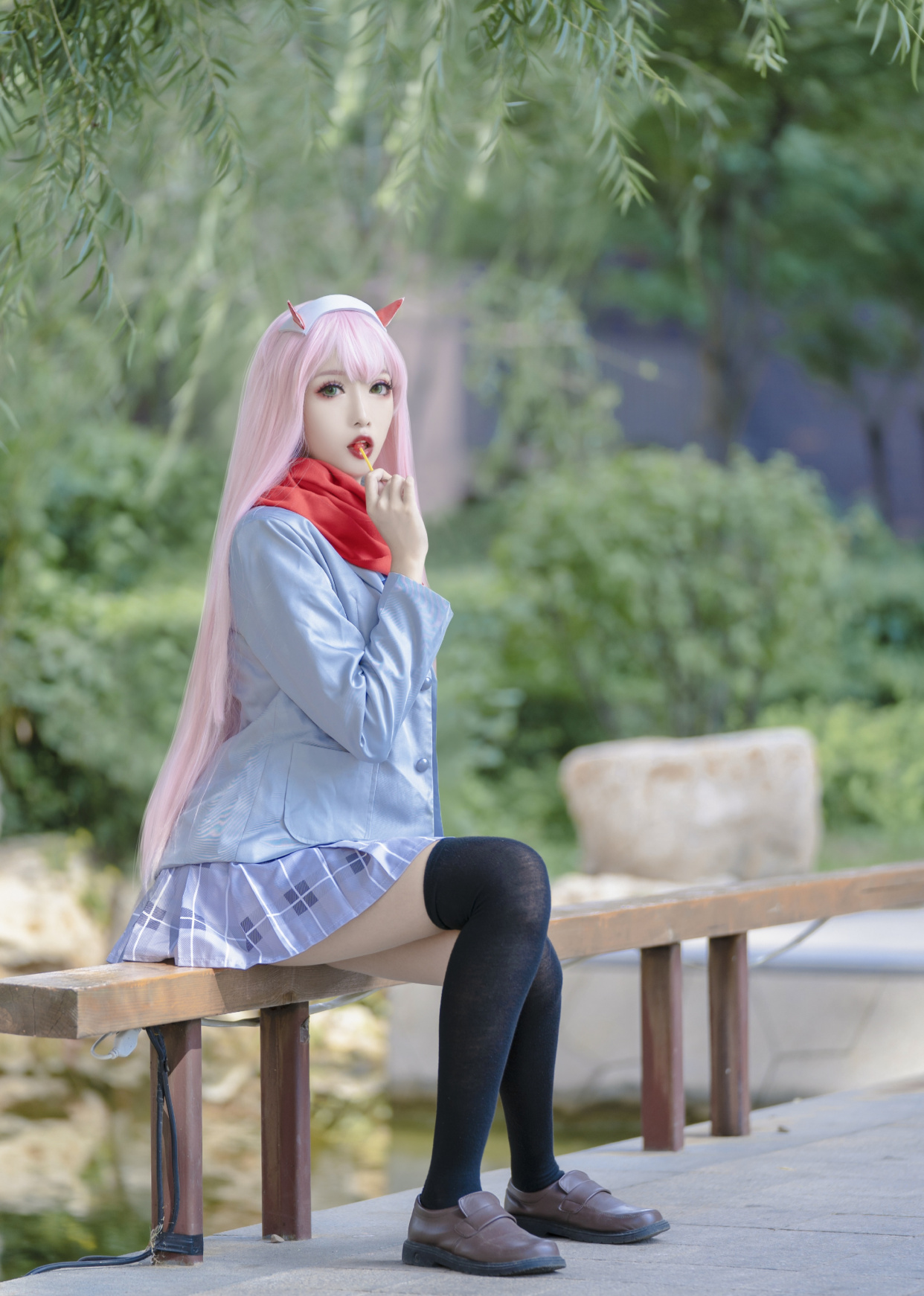 cosplay:这位02的腿也太圆且直了,感觉jk短裙和过膝黑袜要穿不下了.