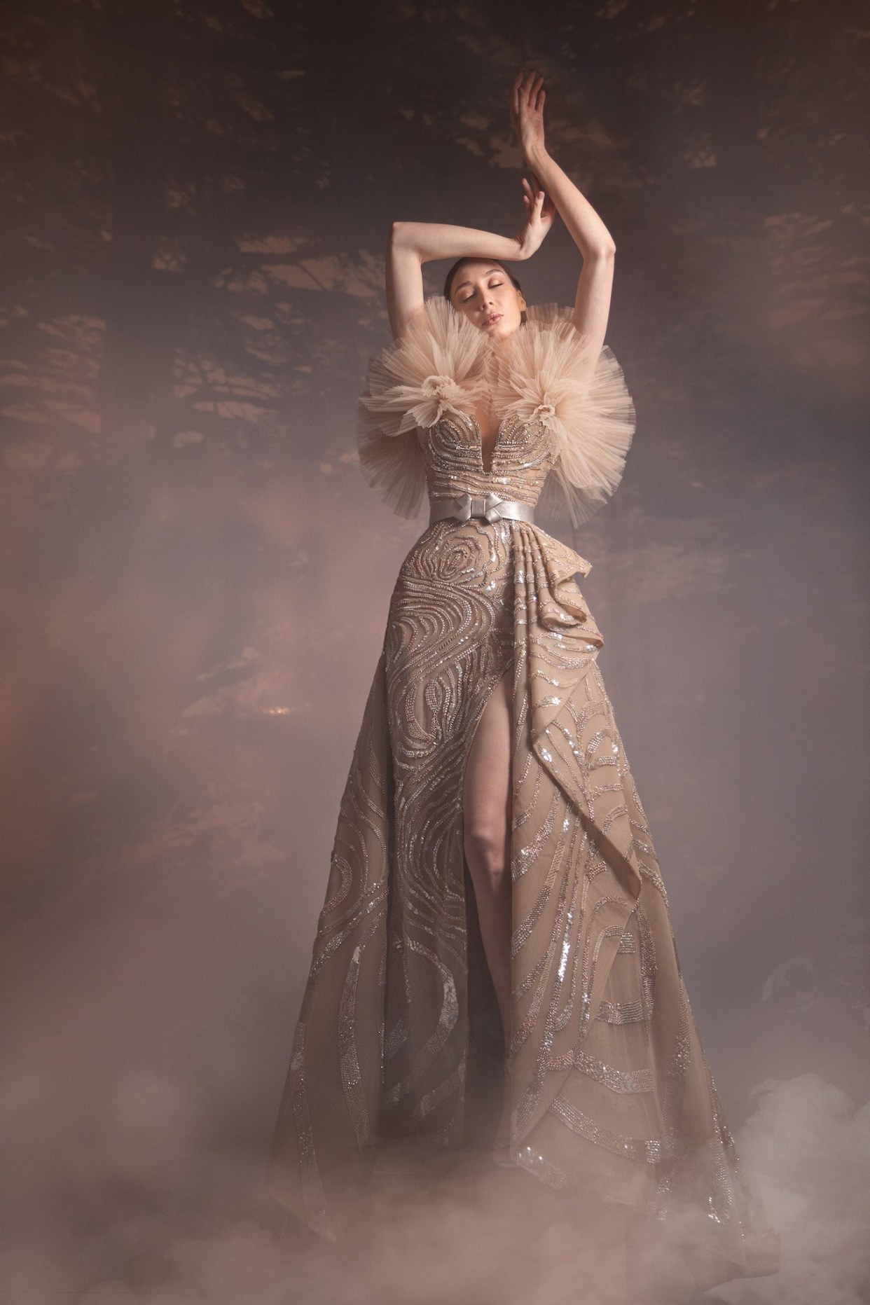 姗姗来迟的zuhair murad 2021春季高定:迷雾中的雪松女神